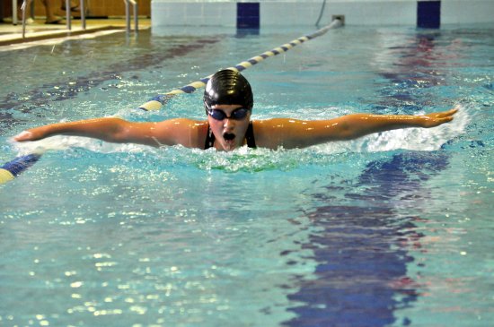 Karolína Jalůvková (SK Kopřivnice) plave na meziokresním přeboru v Kopřivnici náročnou disciplínu 200 m motýlek.
FOTO: KRISTINA ČABLOVÁ