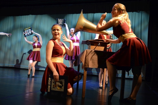 Absolventky druhého stupně tanečního oboru se loučily se studiem na ZUŠ Zdeňka Buriana v rytmu swingu. Jejich vystoupení mělo premiéru na tradičním Jarním tanečním koncertě v kulturním domě.
FOTO: DAVID MACHÁČEK