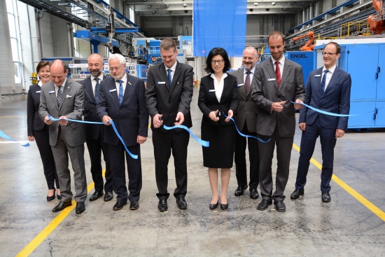 Zástupci managementu společnosti Röchling společně s hosty slavnostně zahájili provoz rozšířené výrobní a skladovací haly ve zdejší průmyslové zóně.
FOTO: D. MACHÁČEK