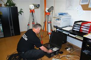 Před instalací přenosných kamer k ubytovně Včelín bylo nutno zařízení zkontrolovat.
FOTO: DANA HOĎÁKOVÁ