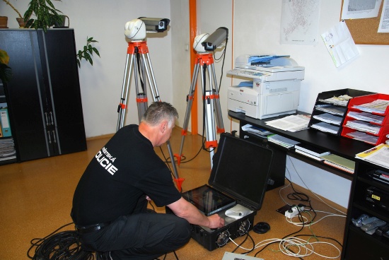 Před instalací přenosných kamer k ubytovně Včelín bylo nutno zařízení zkontrolovat.
FOTO: DANA HOĎÁKOVÁ