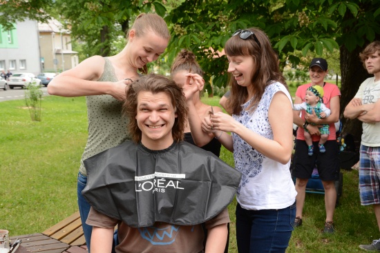 Primáš cimbálové muziky Pramínky přišel minulou sobotu při veřejném stříhání o své dlouhé vlasy. Pro fanoušky to znamená, že se mohou těšit na vznik videoklipu.
FOTO: D. MACHÁČEK