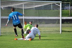 Miroslav Košárek (č. 11) právě střílí druhou branku Kopřivnice poté, co předvedl nádherné sólo téměř od půlky hřiště.
FOTO: KRISTINA ČABLOVÁ