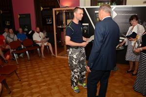 Necelé tři desítky bezpříspěvkových dárců krve se sešly minulý týden v Šustalově vile. Město jejich oceňování obnovilo po osmi letech. 
FOTO: D. MACHÁČEK