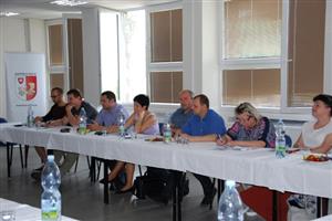 Na začátku června proběhlo na radnici pravidelné setkání starostů okolních měst a obcí využívající sociální služby, které jsou poskytovány v Kopřivnici.
FOTO: DANA HOĎÁKOVÁ