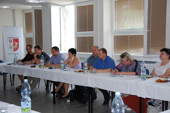 Na začátku června proběhlo na radnici pravidelné setkání starostů okolních měst a obcí využívající sociální služby, které jsou poskytovány v Kopřivnici.
FOTO: DANA HOĎÁKOVÁ