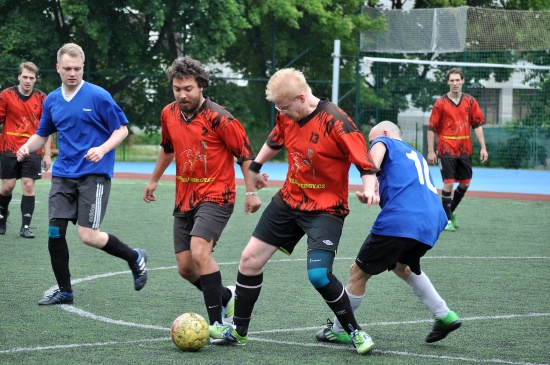 Druholigové mužstvo Oblastního přeboru v malém fotbale Stará Garda & D.T. (hráči uprostřed) rozdrtilo v 7. turnaji celek Perun Kopřivnice 11:1.
FOTO: KRISTINA ČABLOVÁ