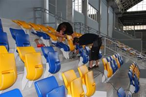 V minulém týdnu byla namontována v ochozech zimního stadionu nová sedadla pro diváky. Celá rekonstrukce hlediště má skončit do konce tohoto měsíce. 
FOTO: DANA HOĎÁKOVÁ