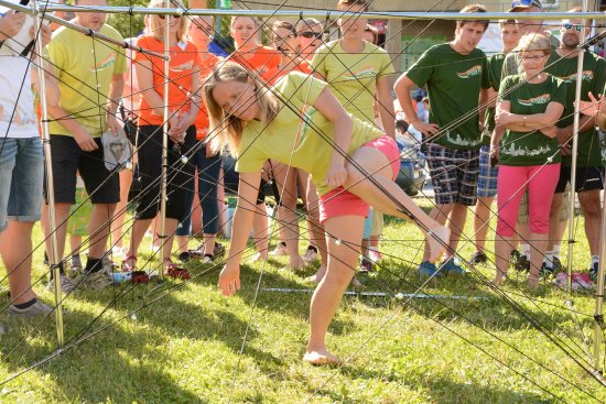 I spory o výklad pravidel jednotlivých disciplín provázely letošní Lašské hry. Průchod pavučinovým bludištěm patřil mezi sporné soutěže. 
FOTO: DAVID MACHÁČEK