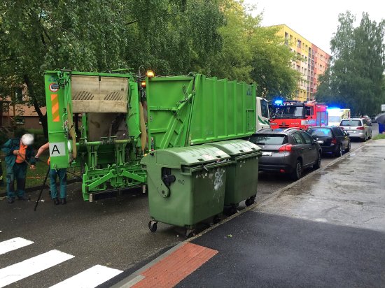 Pondělní nehoda na sídlišti Sever zaměstnala nejen záchranáře, ale i hasiče a policisty. Zraněný muž byl v kritickém stavu převezen do nemocnice v Ostravě.
FOTO: HZS MSK