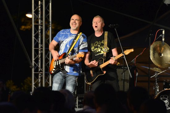 Koncertem Mňágy a Žďorp vyvrcholily letošní oslavy Evropského svátku hudby. Zaplněné centrum města si koncert užilo i přes technické nedostatky způsobené počasím. 
FOTO: D. MACHÁČEK