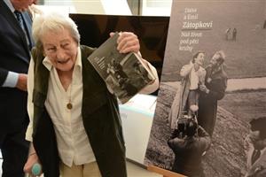 Dana Zátopková pózuje s výtiskem životopisné knihy Náš život pod pěti kruhy, kterou před týdnem pokřtila v Praze. Výpravná publikace s dosud nevydanými fotografiemi vznikala takřka sedm let.
FOTO: DAVID MACHÁČEK