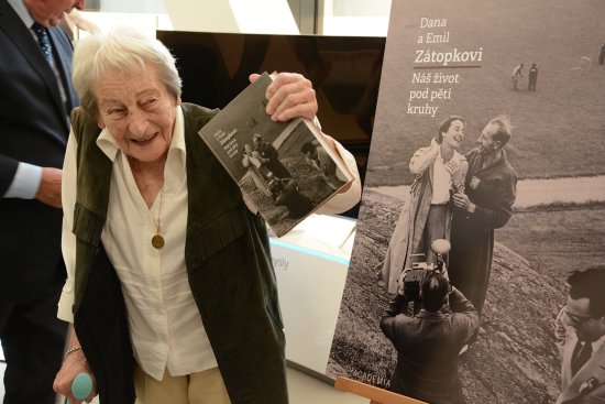 Dana Zátopková pózuje s výtiskem životopisné knihy Náš život pod pěti kruhy, kterou před týdnem pokřtila v Praze. Výpravná publikace s dosud nevydanými fotografiemi vznikala takřka sedm let.
FOTO: DAVID MACHÁČEK