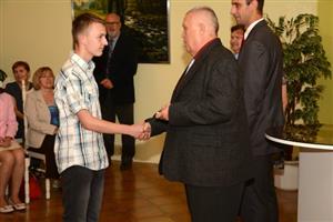 Přání hezkých prázdnin a drobný dárek v podobě flashdisku si z obřadní síně zdejší radnice odnesli vyznamenaní deváťáci.
FOTO: DAVID MACHÁČEK