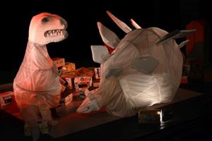 Herci Městského divadla Zlín v útrobách gigantických textilních loutek ztvárnili na jevišti zdejšího kulturního domu slavnou scénu souboje dinosaurů z filmu Cesta do pravěku.
FOTO: DAVID MACHÁČEK