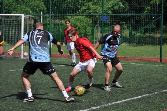 Adam Dočkalík (uprostřed) z týmu TATRA Trucks byl vyhlášen nejlepším hráčem turnaje v malém fotbale Tatrovák Cup 2016.
FOTO: KRISTINA ČABLOVÁ