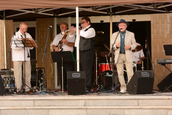 Vystoupení frýdecko-místecké kapely Akuma zahájilo sérii promenádních koncertů před kulturním domem. Další čeká Kopřivničany za dva týdny.
FOTO: DAVID MACHÁČEK