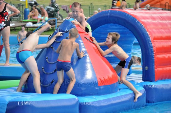 Děti si poslední školní den užily na koupališti, kde pro ně byly nachystány různé atrakce ve vodě i na suchu.
FOTO: KRISTINA ČABLOVÁ