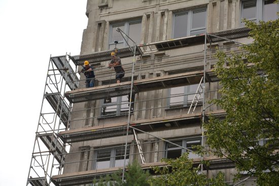 Začátkem týdne začaly přípravné práce zateplení severního štítu budovy kopřivnické radnice.
FOTO: DAVID MACHÁČEK
