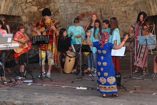 Závěrečné koncerty táboru Malované písničky tradičně probíhaly na hukvaldském hradě, letos se stěhují do Kopřivnice.