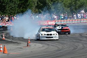 V oblacích kouře z pálících se pneumatik se odehrávaly souboje jezdců v premiérové Tatra Trucks Drift Grand Prix.
FOTO: DAVID MACHÁČEK