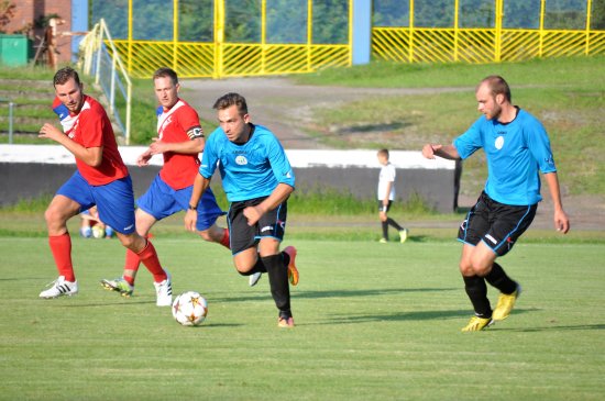 Vojtěch Pala (vpravo) vysílá do útoku navrátilce do kopřivnického dresu z hostování na Hukvaldech Jana Ollendera.
FOTO: KRISTINA ČABLOVÁ