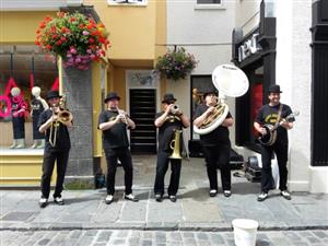 Až šest koncertů denně na různých místech ostrova Guernsey absolvovala kopřivnická dixielandová kapela už čtvrtým rokem.
FOTO: STANLEY DIXIE STREET BAND