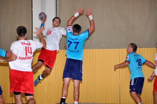 Miroslav Rachač (s míčem) se do Kopřivnice vrátil z Hranic a na domácím turnaji Tatry byl s 20 brankami nejlepším střelcem.
FOTO: KRISTINA ČABLOVÁ