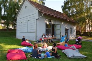Minulý pátek se sympatizanti Purpury a jejího projektu Galerie Galaxie sešli na odpoledním pikniku v parku.
FOTO: DAVID MACHÁČEK