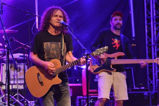 Reggae v podání kapely Švihadlo prosytilo Kopřivnici náladou letního večera. Jinak ale předpouťový Bartolomějský večer patřil místním muzikantům.
FOTO: DAVID MACHÁČEK