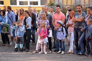 Prvňáčci v doprovodu svých rodinných příslušníků přihlížejí slavnostnímu zahájení školního roku v atriu ZŠ 17. listopadu.
FOTO: DAVID MACHÁČEK