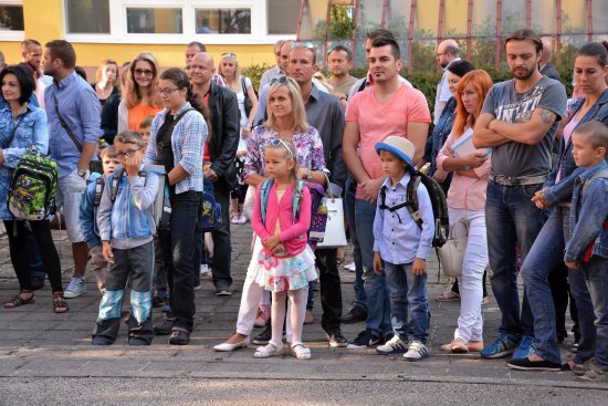 Prvňáčci v doprovodu svých rodinných příslušníků přihlížejí slavnostnímu zahájení školního roku v atriu ZŠ 17. listopadu.
FOTO: DAVID MACHÁČEK