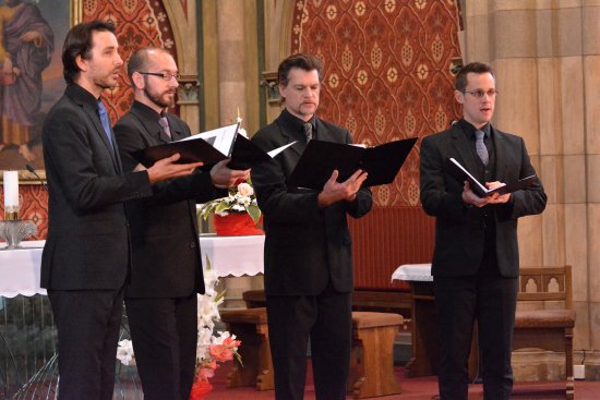 Cappella Mariana nakonec v Kopřivnici neplánovaně vystoupila pouze jako mužské kvarteto. Na působivosti připraveného programu to ale nic neubralo.
FOTO: DAVID MACHÁČEK