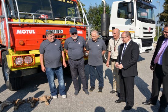 Vernisáž za účasti Pavla Sivka (na snímku zcela vpravo) zahájila před týdnem výstavní událost podzimní sezony v Lašském muzeu. FOTO: D. MACHÁČEK