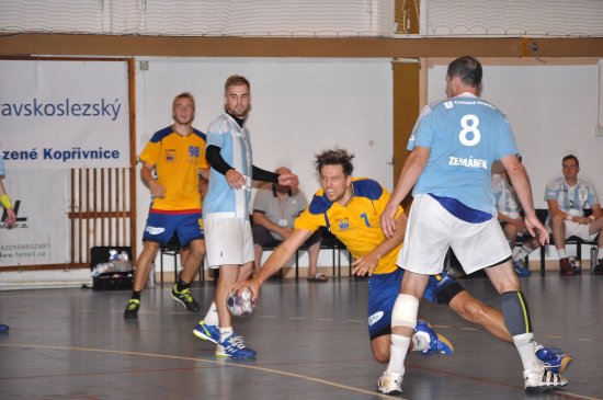 Miroslav Rachač (s míčem) se sice v této akci ke střele nedostal, ale v celém utkání byl s dvanácti brankami nejlepším kopřivnickým střelcem.
FOTO: KRISTINA ČABLOVÁ