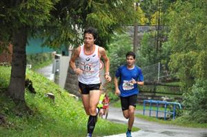 Také letos se zúčastnili Běhu rodným krajem E. Zátopka běžci z partnerských měst Kopřivnice. V polovině závodu tvořili tandem Tony Wesse z německého města Zwönitz a Ondřej Dobiáš z Kopřivnice.
FOTO: KRISTINA ČABLOVÁ