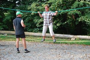 Ve Skautském středisku Vanaivan si senioři v rámci outdoorového dopoledne vyzkoušeli různé disciplíny, například i přechod po laně.
FOTO: DANA HOĎÁKOVÁ
