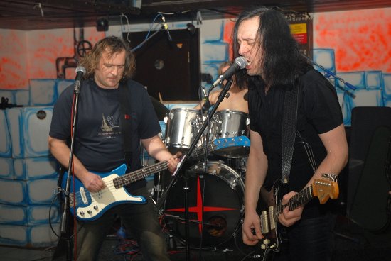 Členové kapely Milano se chystají v sobotu večer pokřtít v Mandale svou novou nahrávku. Ta vyjde ve formátu MC kazety a bude k dispozici i online.
FOTO: DAVID MACHÁČEK