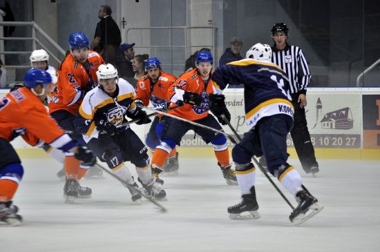 Ondřej Sluštík (vpravo) se pokouší v domácím utkání překonat obranu Hodonína, Jiří Pargač (č. 17) se snaží jeho střelu tečovat.
FOTO: KRISTINA ČABLOVÁ