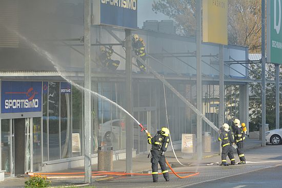 Ani nasazení zhruba stovky hasičů ze sedmnácti jednotek nedokázalo zabránit vzniku mnohamilionových škod, když v neděli odpoledne začalo hořet v obchodním centru na Štefánikově ulici.
FOTO: DAVID MACHÁČEK
