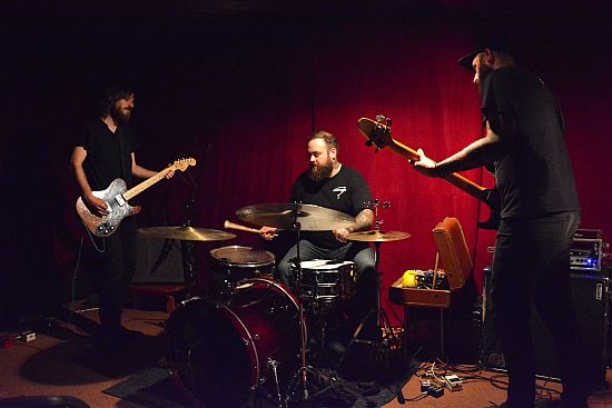 Sobotní večer v Mandale patřil mimo jiné instrumentálnímu projektu Tomáš Palucha. Místní Milano po jejich vystoupení pokřtilo novou nahrávku.
FOTO: DAVID MACHÁČEK
