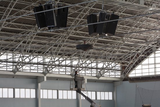 V minulém týdnu si instalace nového ozvučení vyžádala i omezení provozu na ledové ploše. Lepší kvalitu zvuku ocení návštěvníci hokejových utkání.
FOTO: DAVID MACHÁČEK