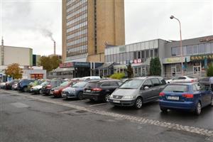 Městská policie se podle starosty více zaměří na kontrolu dodržování dopravního značení na parkovišti před hotelem Tatra.
FOTO: DAVID MACHÁČEK