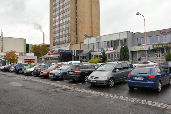 Městská policie se podle starosty více zaměří na kontrolu dodržování dopravního značení na parkovišti před hotelem Tatra.
FOTO: DAVID MACHÁČEK