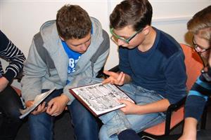 Žáci ze ZŠ 17. listopadu se pod dohledem Daniela Vydry zkoušeli stát komiksovými tvůrci.
FOTO: DANA HOĎÁKOVÁ