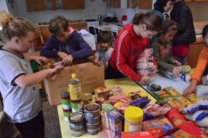 Žáci ZŠ Floriána Bayera balí potraviny, kterými přispěli do letošního ročníku potravinové sbírky. Podobným způsobem pomáhají už třetím rokem.
FOTO: DAVID MACHÁČEK