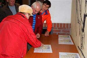 Obyvatelé ulice Komenského mohli po diskuzi hlasováním sdělit svůj názor na řešení dopravy na ulici, na které bydlí.
FOTO: DANA HOĎÁKOVÁ