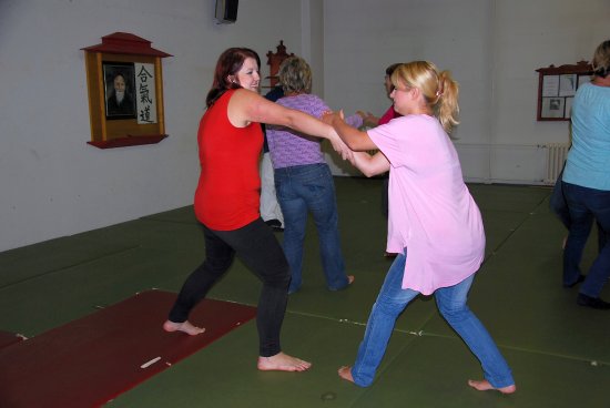 Pracovnice odboru sociálních věcí se učily základům sebeobrany, které jim můžou pomoci při obraně.
FOTO: DANA HOĎÁKOVÁ