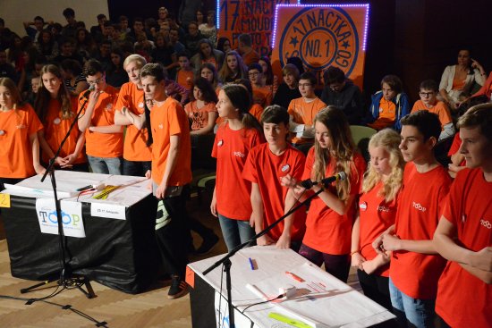 Zábavně-vědomostní soutěž týmů všech zdejších základních škol ukončila v pondělí dopoledne projekt TOOP zaměřený na získání informací nejen o trestní odpovědnosti mladých.
FOTO: DAVID MACHÁČEK