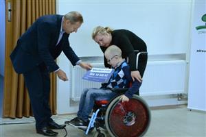 Starosta Miroslav Kopečný předal mamince Jarečka šek, který pokryje náklady na 15 speciálních rehabilitací.
FOTO: DANA HOĎÁKOVÁ